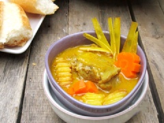 Món gà nấu cà ri ăn cùng cơm nóng, bún hay bánh mì đều rất ngon. Mùi thơm của cà ri hòa quyện cùng nước cốt dừa béo ngậy, thịt gà mềm ngọt, những miếng khoai bở bùi tạo nên một hương vị vô cùng hấp dẫn cho món ăn.