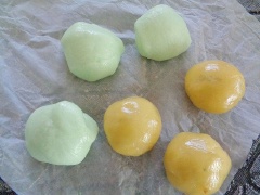 Chia bột thành những phần nhỏ (100g). Áo chút bột khô xung quanh. cán bột hơi mỏng, cho nhân vào túm mí vo tròn.