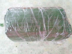 Thoa ít dầu chống dính lên lá chuối, lau sơ cho giò vào gói lại và cột dây hay bọc màng thực phẩm bên ngoài để không bị bung khi hấp. Nấu 1 nồi nước sôi, cho giò lên xửng hấp 30-35 phút tùy theo cây giò to hay nhỏ. Khi giò chín lấy ra để ráo và nguội mới cắt khoanh bày dĩa.