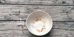 Cách pha nước trộn gỏi đu đủ tép sông ngon: Băm nhỏ tỏi ớt, cho vào tô. Thêm 4 muỗng cà phê đường, 1/4 muỗng cà phê bột ngọt, nước cốt nửa trái chanh, 6 muỗng canh nước ấm, 4 muỗng cà phê nước mắm ngon, khuấy đều cho tan gia vị.
