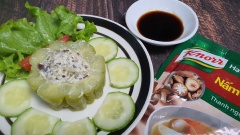 Cho khổ qua nhồi đậu hũ hấp ra dĩa, thêm 1 chén nước tương ăn kèm nữa là tuyệt cú mèo. Khổ qua mềm, đăng đắng có phần nhân đậu hũ beo béo, nấm mèo dai dai, vị mằn mặn. Đừng nghĩ món chay là không ngon miệng nhé Chúc các bạn thành công theo công thức của mình