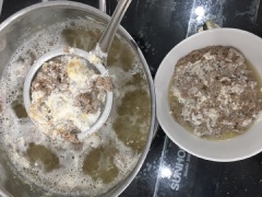 Đặt nồi nước lược cua lúc nãy lên bếp, nấu với lữa lớn đến sôi, trong lúc nấu các bạn dùng đũa đảo nhẹ dưới đáy nồi 1-2 lần cho phần thịt không bị đóng ở dưới dễ bị cháy nhé. Sau khi nồi nước dùng sôi các bạn sẽ thấy phần thịt cua nỗi lên rất nhiều đóng thành lớp, các bạn dùng vợt vớt ra tô, sau khi vớt hết các bạn đổ phần nước đọng trong tô thịt cua vào nồi nước dùng lại, đảm bảo thịt cua k còn nước nữa. Cho thịt nạt xoay vào tô thịt cua, 1 quả trứng gà. Nêm nữa muỗng cà phê muối, nữa muống cà phê hạt nêm và trộn đều. Nén phần thịt cua thật chặt.