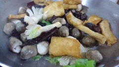 Bắc chảo với 3 muỗng canh dầu ăn phi thơm hành boa rô cho các loại nấm, đậu hũ chiên lên xào với 1 muỗng cà phê hạt nêm chay. Cho chảo đồ xào vào nồi nước hầm củ, nêm thêm 1 muỗng canh nước tương, 1 muỗng cà phê muối, 1 muỗng cà phê hạt nêm chay knorr nấm hương, 3 muỗng cà phê đường, 2 muỗng canh dầu điều màu. Rửa sạch các loại rau sống.