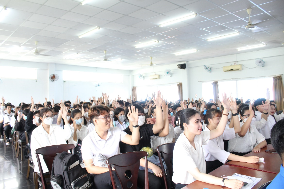 Những cánh tay được giơ cao như những lời hứa cháy hết mình với Tuổi trẻ Trường Đại học Kinh tế Công nghiệp Long An