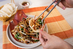 Món gỏi lươn hoa chuối ăn kèm với bánh phồng tôm cùng nước mắm chua ngọt sẽ giúp hương vị của món ăn trở nên đặc biệt hơn. Nhanh tay lưu lại công thức làm món gỏi lươn hoa chuối thanh mát giúp gia đình bạn có một bữa ăn ngon miệng và thú vị hơn.