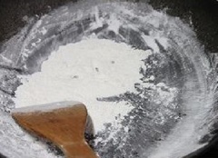 50gr bột nếp còn lại cho vào chảo, rang sơ qua lửa nhỏ khoảng 2 phút.