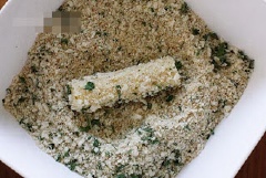 Nhúng phô mai parmesan lần lượt vào bột mì, trứng gà đánh tan, bột chiên xù.