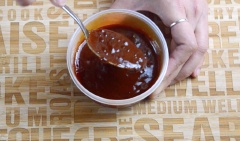 Bắt đầu bằng cách trộn kỹ 2 muỗng canh nước, 2 muỗng cà phê nước tương và 1 muỗng canh dầu hào với 3 muỗng canh tương ớt. Tiếp theo đặt 100g nấm linh chi trắng Nhật Bản vào tô hấp. Sau đó đặt 300g cá phi lê thái hạt lựu lên trên nấm. Tiếp theo rắc 30g gừng cắt sợi lên lớp cá. Tiếp đến, đổ cần tây thái nhỏ lên lớp gừng. Cuối cùng rắc lên ớt sừng đỏ thái lát lớn và đổ nước sốt ớt đã trộn vào.