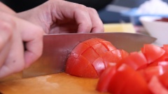 Hành tây và ớt chuông cắt thành dải dài. Cà chua cắt miếng nhỏ. Hành lá và gừng thái sợi nhỏ, cho ra bát, trộn đều với rượu trong 1 chiếc bát nhỏ. Cá làm sạch, dùng khăn giấy thấm cho mình cá thật khô ráo rồi dùng dao khía 3 đường song song trên cả 2 mặt của con cá.