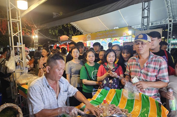 Lễ hội bánh mì ở TP.HCM thu hút hàng nghìn thực khách - Báo Pháp Luật TP.HCM