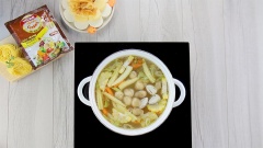Cách làm lẩu chay: Bắc nồi với 1.5 lít nước lọc, cho các nguyên liệu gồm 100gr mía lau, 100gr bắp Mỹ, 100gr củ cải trắng, 50gr củ cả muối vào hầm 30-45 phút để lấy nước hầm, lọc bỏ xác rau củ. Bắc lên bếp một chiếc nồi sạch, làm nóng 2 muỗng canh dầu ăn rồi cho 50gr hành boa rô cắt lát vào phi vàng thơm. Chế nước hầm rau củ vào nồi, thêm 150gr bắp Mỹ cắt lát, 50gr bắp non, 50gr cà rốt, 50gr nấm rơm vào đun sôi cho rau củ chín.