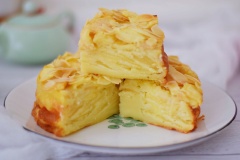 Cho bánh táo hạnh nhân ra khỏi lò, đợi cho những chiếc bánh táo nguội là có thể cắt nhỏ và mời cả nhà măm măm rồi nhé. Bánh táo hạnh nhân nướng nở mềm xốp, vị ngọt dịu thơm hương táo và hạnh nhân rất đặc trứng, hứa hẹn mang đến cho cả nhà món bánh ngọt ngon lành cành đào.