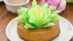 Cắt bánh pudding thành những bánh tròn, đặt bánh hoa sen lên trên là hoàn tất. Đây là cách kết hợp cực kì mới lạ, tưởng chừng 2 loại không liên quan gì với nhau nhưng khi kết hợp lại thì vô cùng phù hợp. Những bông hoa sen nở tung cánh phía trên, bên dưới là pudding như những chiếc đài sen. Pudding Ấn Độ mềm ngọt, tan ngay trong miệng khi vừa nếm thử, bánh hoa sen nhân đậu xanh béo béo, với những cánh hoa giòn tan. Món tráng miệng mới lạ như vậy rất đáng để thử đúng không?