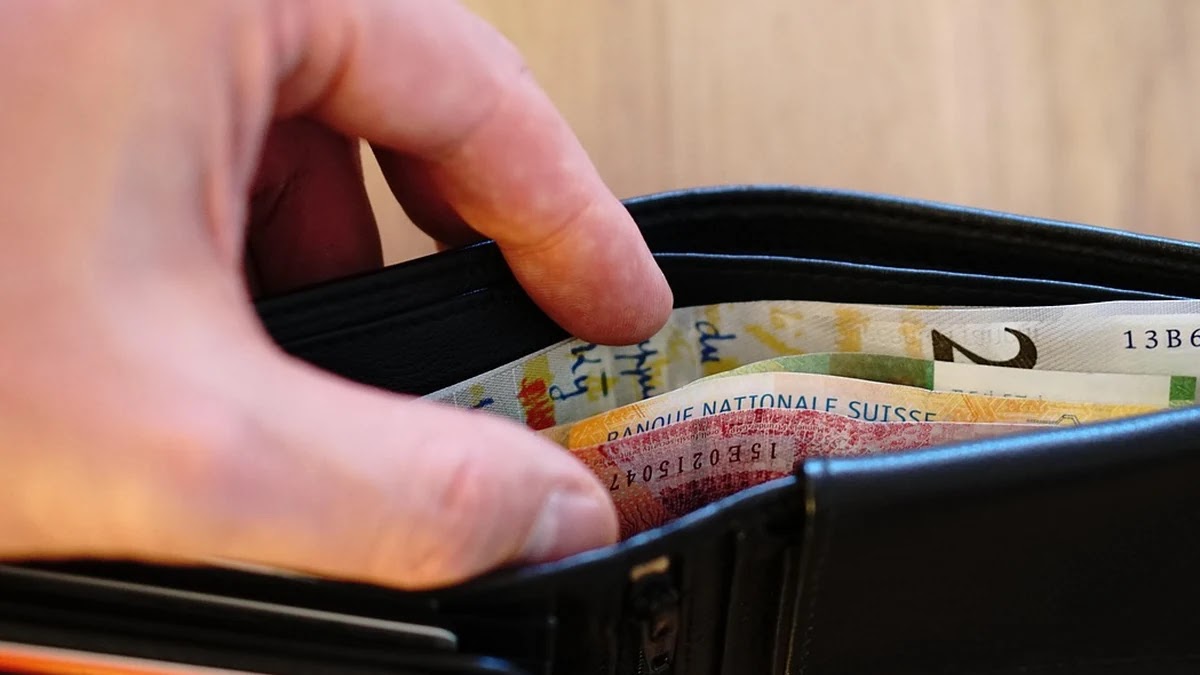 글로벌 섹터별 ETF 운용보수와 배당 수익률 상관관계 분석