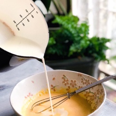 Đun nóng sữa (không để sữa sôi), từ từ rót vào tô hỗn hợp trứng. Vừa rót vừa khuấy đều tránh để cho trứng gặp sữa nóng bị chín gây ra lợn cợn. Sau đó cho hỗn hợp trứng sữa vào nồi, đun lửa nhỏ và khuấy đều tay cho đến khi hỗn hợp sánh mịn. Cho vào chén và để nguội.