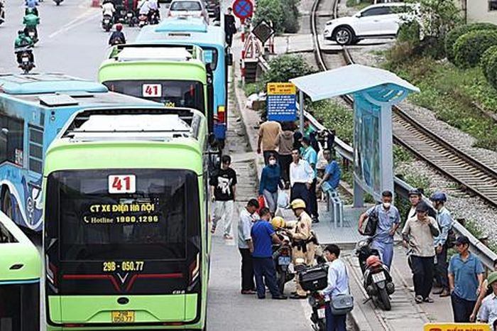 CSGT xử lý hàng loạt tài xế taxi, xe buýt vi phạm dừng đỗ khu vực Bệnh viện Bạch Mai - Báo Sức Khỏe &amp; Đời Sống