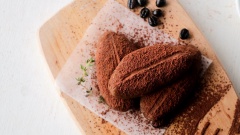 Vậy là những chiếc bánh Mochi tiramisu hình hạt cà phê xinh đẹp đã hoàn thành rồi, nhìn rất lạ mắt và đặc biệt đúng không nào? Với lớp vỏ mochi vị cà phê dai dai, bao bọc bên trong nhân kem tiramisu thơm béo và nhân thạch cà phê đắng đắng, cắn vào và cảm nhận hương vị bùng nổ trong khoang miệng. Nhớ lưu công thức và làm thử cuối tuần này nhé, chỉ cần một chút tỉ mỉ lúc gói bánh thôi, còn lại hương vị đảm bảo ngon hơn mong đợi của bạn đấy.