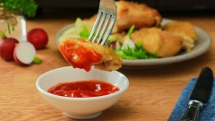 Bày thịt gà đã chiên ra đĩa, ăn kèm với một ít rau salad. Với sự trợ giúp từ lò vi sóng siêu nhiệt Healsio, gà sau khi chín có màu vàng đẹp mắt, bên trong thịt mềm ngọt và không bị khô. Chấm kèm thịt gà với tương ớt tạo nên hương vị ngây ngất, ăn hoài không chán. Đã có công thức rồi, bạn còn chờ gì nữa mà không vào bếp ngay để trổ tài nấu nướng của mình nào!