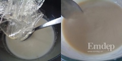 Cho 50ml sữa tươi còn lại vào 1 nồi nhỏ hâm nóng. Vớt lá gelatine vào hòa tan. Cho hỗn hợp này vào hỗn hợp sầu riêng đã xay nhuyễn, khuấy đều.