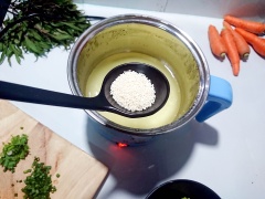 Cho gạo vào nấu sôi với nước dùng dashi, thêm chút 1/2 muỗng cà phê muối, 1 muỗng cà phê hạt nêm. Dùng muỗng khuấy đều tránh gạo lắng xuống lâu dễ cháy khê.