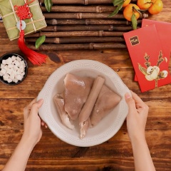 Đầu tiên, 300gr da heo sơ chế sạch, rồi cho vào nồi nước sôi luộc trong vòng 15 phút cho da chín thì vớt ra thau nước lạnh để giữ được độ trắng và giòn của da heo. Sau đó cắt da heo thành sợi ngang 0.5 cm.