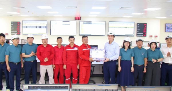Chủ tịch Công đoàn Petrovietnam Thăm và Tặng Quà Người Lao Động Tại Nhà Máy Điện Nhơn Trạch 3 và 4