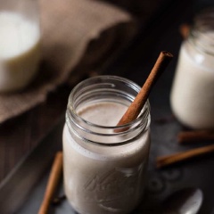 Chờ Eggnog nguội đi trước khi làm lạnh trong ngăn mát tủ lạnh. Sau khi làm lạnh 30 phút đến 1 tiếng thì thưởng thức. Bạn có thể rắc một chút bột quế lên trên để trang trí nha.