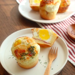 Bánh nướng xong là có thể dùng được rồi, buổi sáng mà có bánh mì, uống cùng sữa tươi thì còn gì tuyệt vời hơn.