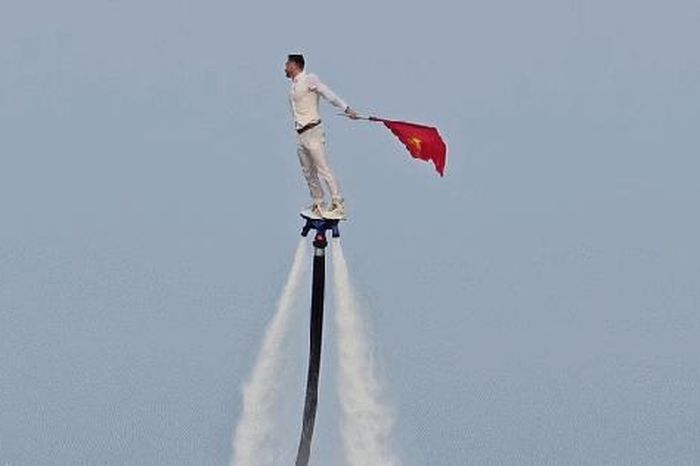 CLIP: Màn trình diễn flyboard ấn tượng mở màn mùa du lịch biển Đà Nẵng - Báo Người Lao Động