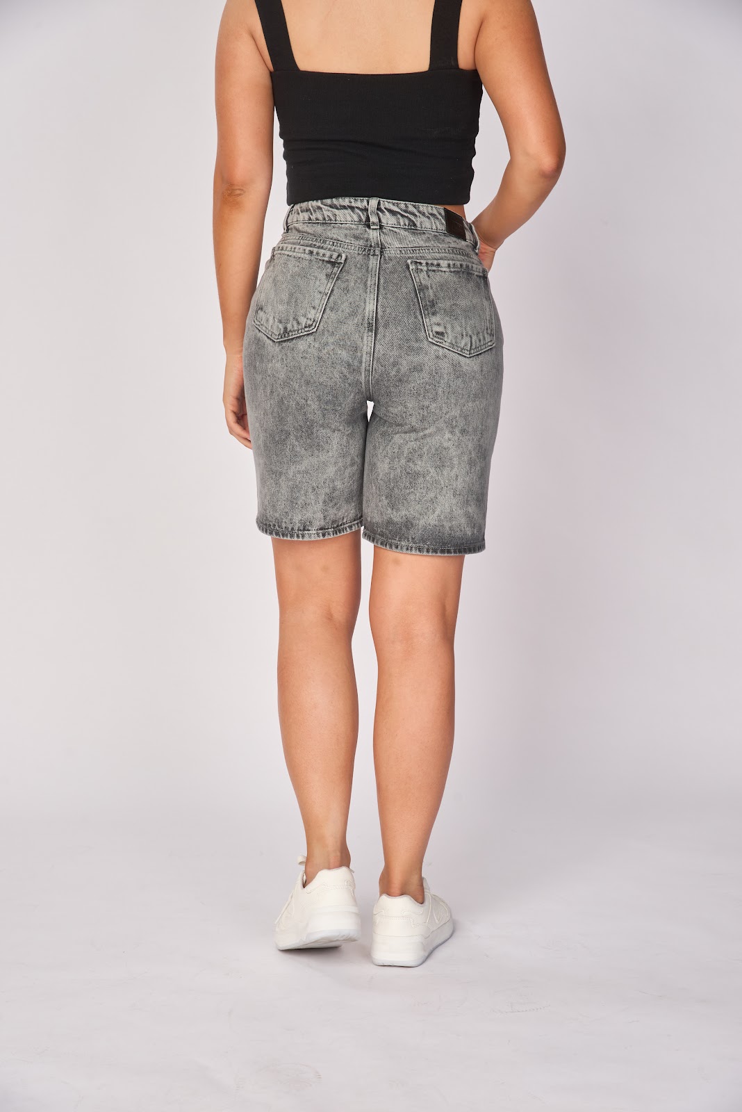 Short bermuda tiro alto en denim rígido, color gris oscuro 100% algodón - Vista 4