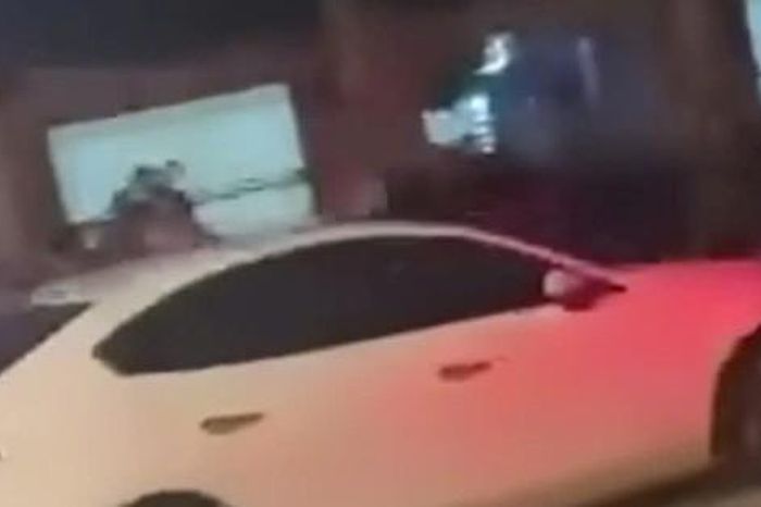 Tài xế lái xe ô tô cán qua người khác rồi bỏ chạy - Báo Người Lao Động