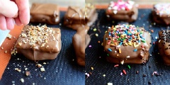Rắc thêm các loại topping để món bánh thêm hấp dẫn. Có thể là hạnh nhân, hạt điều, đậu phộng hoặc cốm để màu sắc thêm phần sinh động.
