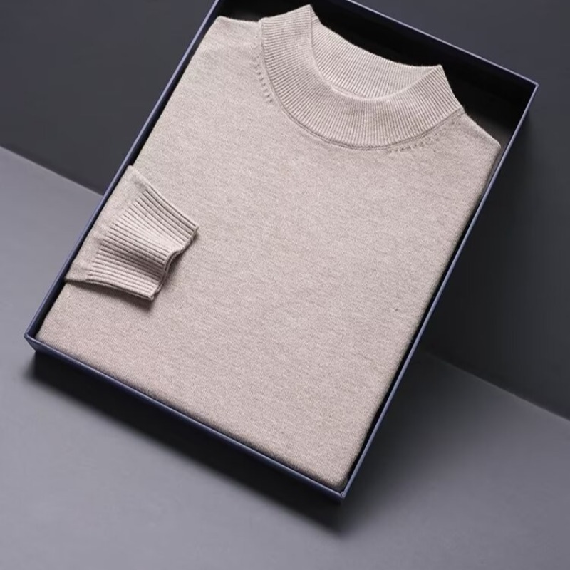 Men's wool sweater with roll neck, simple and warm