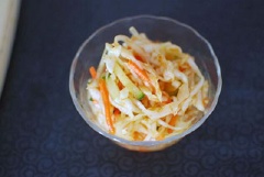 Sau đó, thêm tỏi băm, gừng băm, 2 muỗng canh tương ớt, 300 ml giấm vào, trộn đều. Hành lá cắt nhỏ.