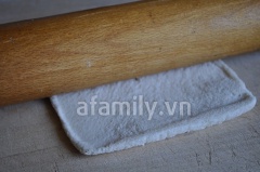 Trải miếng bánh myì sandwich ra, dùng ống cán để cán thật mỏng. Quét một lớp mỏng trứng gà lên miếng bánh mì. Kế đến, bạn tiếp tục phết tôm xay lên miếng bánh mì. Dùng tay cuộn tròn lại cho chặt. Xếp lên khay nướng 180 độ, trong khoảng thời gian 15 phút.