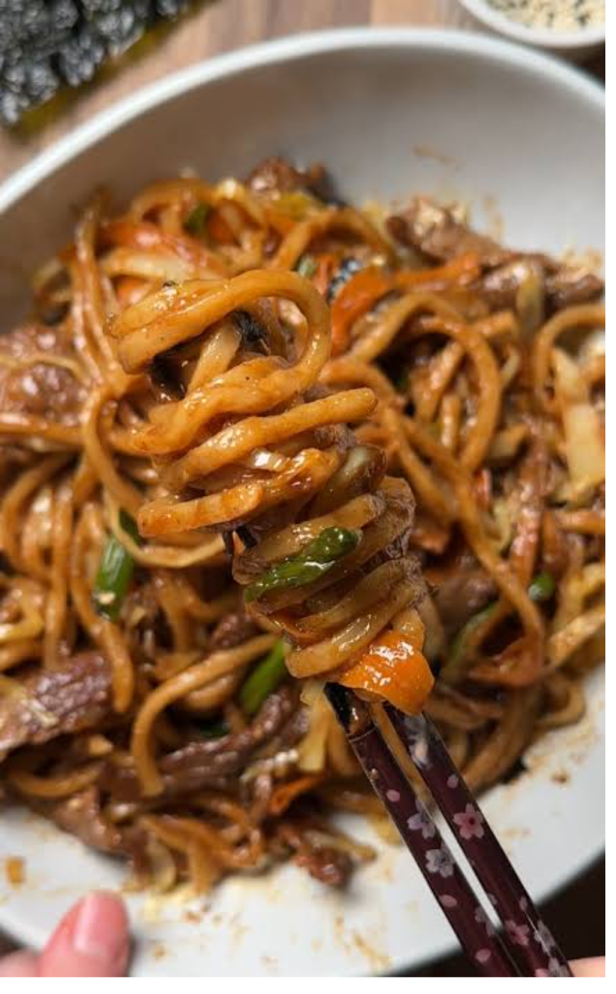 nước sốt bánh xèo có thể làm nước sốt đậm đà cho món mỳ Yakisoba