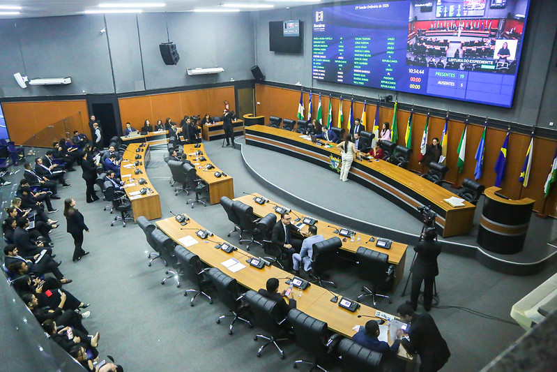 Deputado Armando Neto durante sessão na Assembleia Legislativa de Roraima discutindo transparência em prédios públicos alugados.