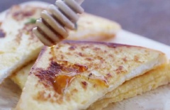 Bánh mì chiên trứng sữa béo thơm, giòn giòn hấp dẫn. Khi ăn rưới thêm chút mật ong cho ngon miệng. Có thể ăn sáng hay dùng cho các bữa ăn nhẹ đều hợp.