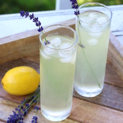 Một ly nước detox chanh lavender rất cần thiết cho một bữa sáng nhiều năng lượng và thải loại các chất độc ra khỏi cơ thể. Cách làm nước detox không hề khó mà còn rất dễ nữa. Áp dụng thử ngay món thức uống tốt cho sức khỏe này bạn nhé.