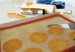 Nhanh tay lấy bánh ra, đặt bánh lên cái cán hoặc cái cốc để tạo hình cong cong cho bánh.