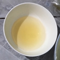 Dùng 3 lá gelatine ngâm vào nước đá 10 phút, sau đó vớt ra vắt ráo nước. Đem chưng cách thuỷ 5ph để gelatine chảy ra.