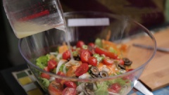 Trộn dầu ôliu với nước cốt chanh và 1 muỗng cà phê muối làm nước trộn salad. Trộn hỗn hợp nước trộn salad ở trên với rau rồi xếp ra đĩa.