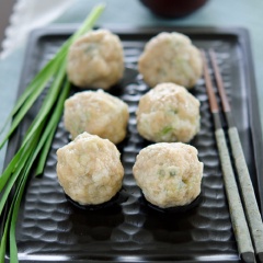 Nấu khoảng 3-4 phút hoặc đến khi thấy các viên thịt chín không còn dính vào đáy nồi mà nổi lên là được.