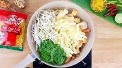 Khi tôm vừa chín bạn trút nui đã luộc cùng với 50gr giá, 30gr hẹ vào xào đều tay cho các nguyên liệu hòa trộn. Cuối cùng bạn rưới số nước sốt đã pha vào nui xào, đảo lên cho nước sốt thấm vào các nguyên liệu.