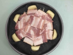 Đổ tương cà vào. Rắc thêm phô mai bào sợi. Thêm vào hành tây, trái ô liu thái nhỏ và nấm mỡ. Xếp kín 1 lớp thịt xông khói lên trên cùng, rắc thêm ít phô mai bào. Đem nướng 190 độ C trong khoảng 20 phút.