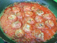 Đun nóng già 1 muỗng canh dầu ăn vào. Tiếp đến cho thịt viên vào chiên. Khi thịt chiên chín tới đều 2 mặt, chắt bớt dầu ăn nếu dư, sau đó cho tương cà vào đảo đều, nêm nếm vừa ăn.