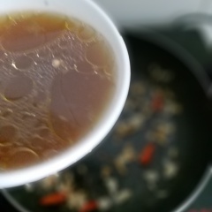 Làm nước sốt: bắt chảo nhỏ lên bếp, cho vào 1 muỗng canh dầu ăn, tỏi băm nhuyễn + ớt khô cho vào chảo phi thơm. Cho nước gà vào chảo, đun sôi. Cho vào chảo 1 muỗng canh dầu hào + 1 muỗng canh nước tương, đun cho nước sốt sôi lại, hạ nhỏ lửa.