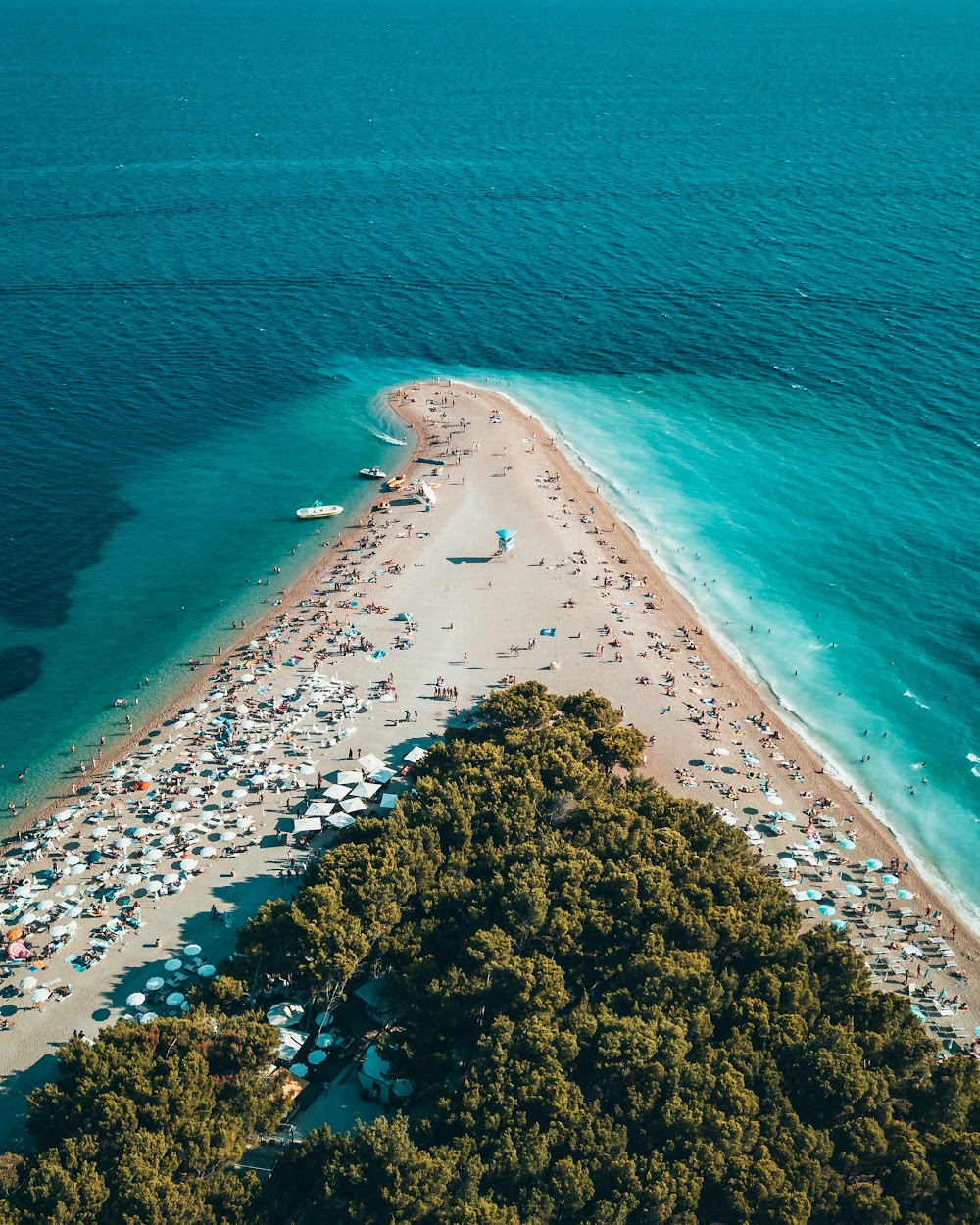 Zlatni Rat, Bol, Brač – Horvátország egyik legszebb strandja vitorlással megközelítve