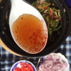Cho hành tím, tỏi, nước mắm vào