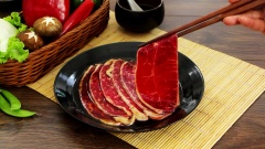 Ướp 150gr chóp vai bò với 2 muỗng canh gia vị hoàn chỉnh Barona nướng Nhật Yakiniku trong 30 phút.